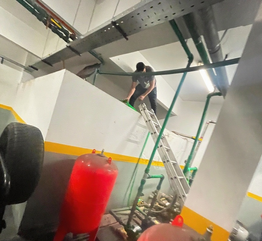Sirena estroboscópica roja para sistema de alarma contra incendios.